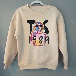 Taylor Swift 1989 Graphic Pullover Sweatshirt. Cream. Size Medium Large.